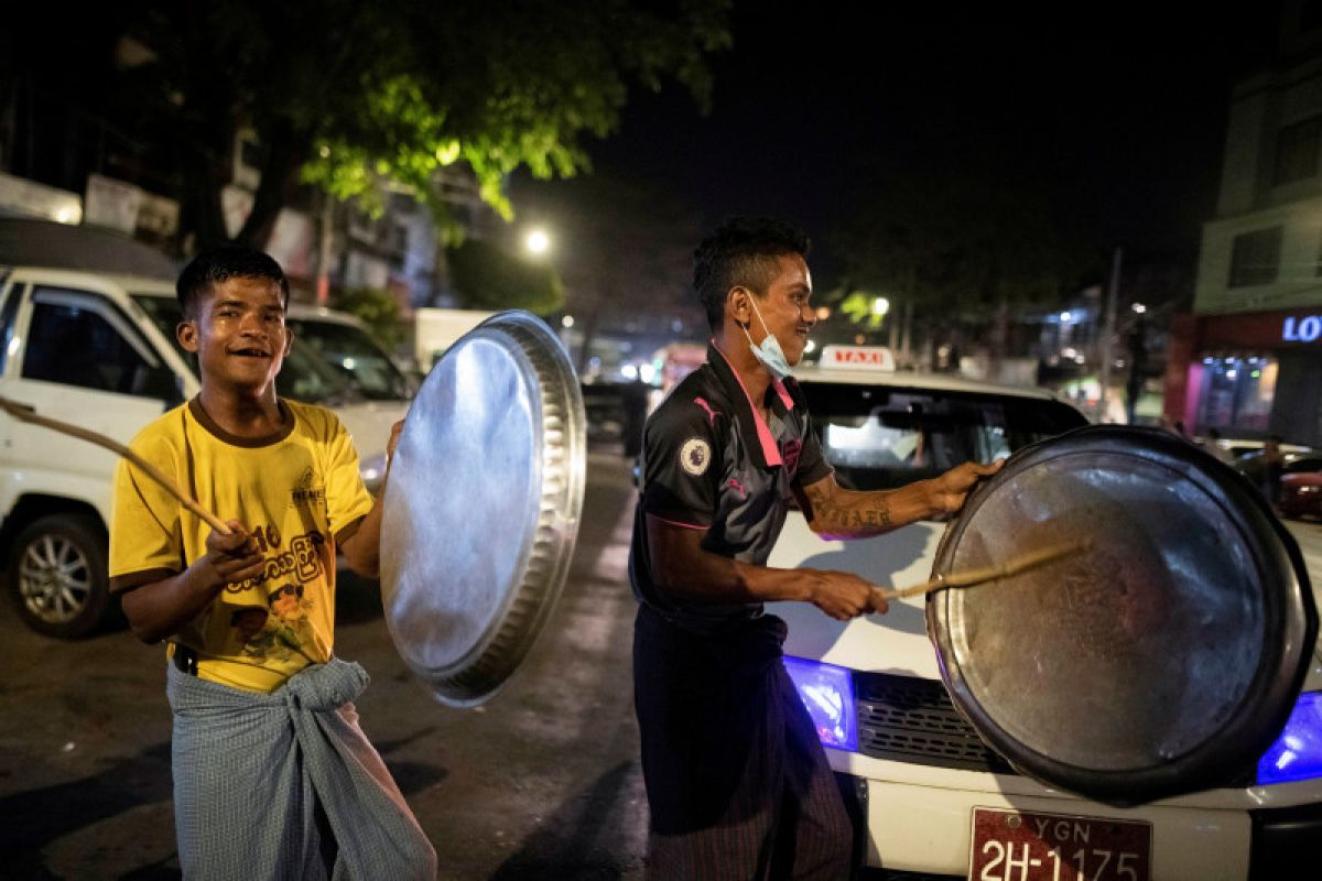 Buah simalakama bagi junta Myanmar memblokir Facebook