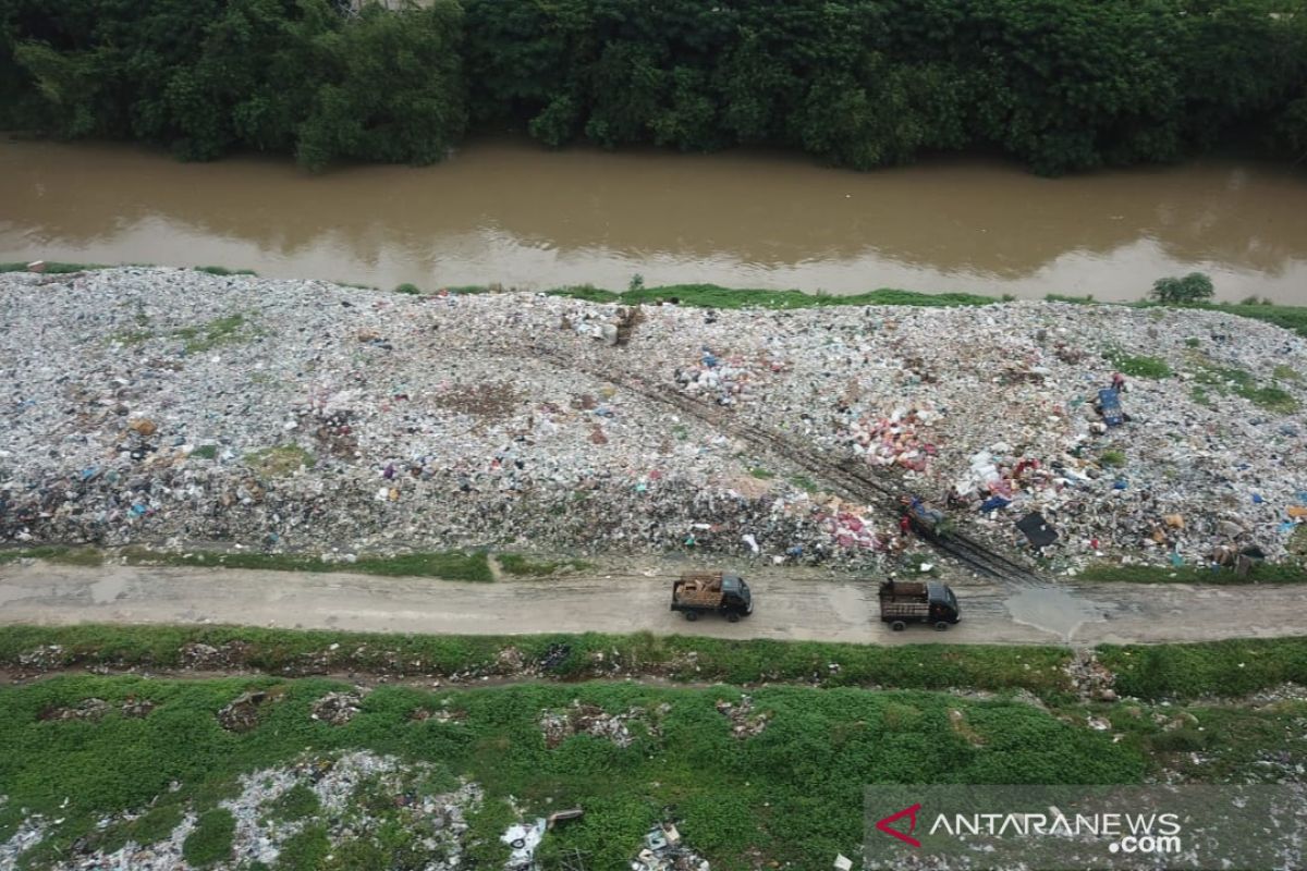 Pembuang sampah di bantaran Kali CBL Bekasi diancam pidana