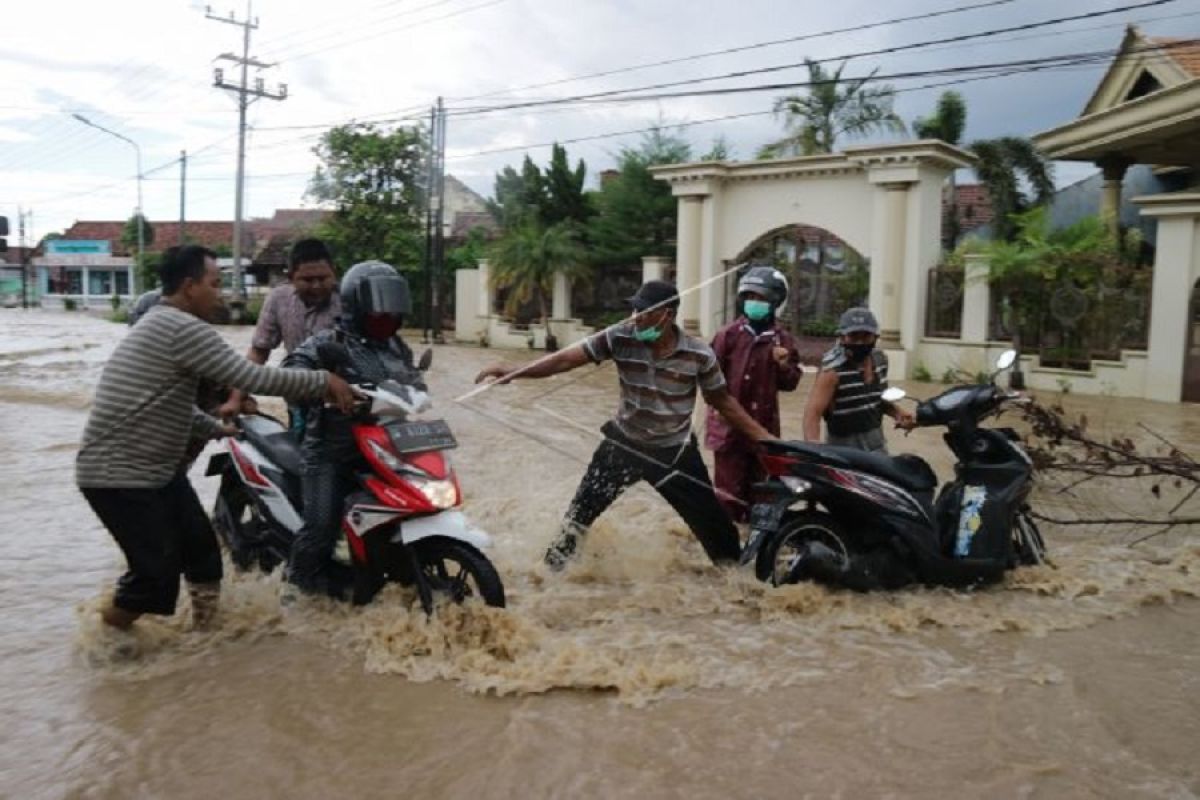 Banjir setinggi 1 meter masih genangi dua desa di Jombang