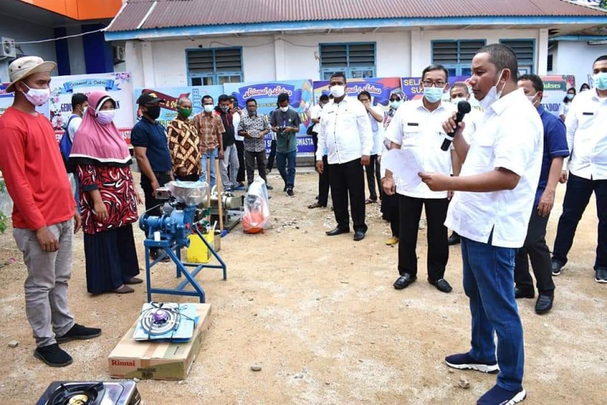 Pandai besi dan pelaku IKM di Tapteng terima bantuan dari bupati