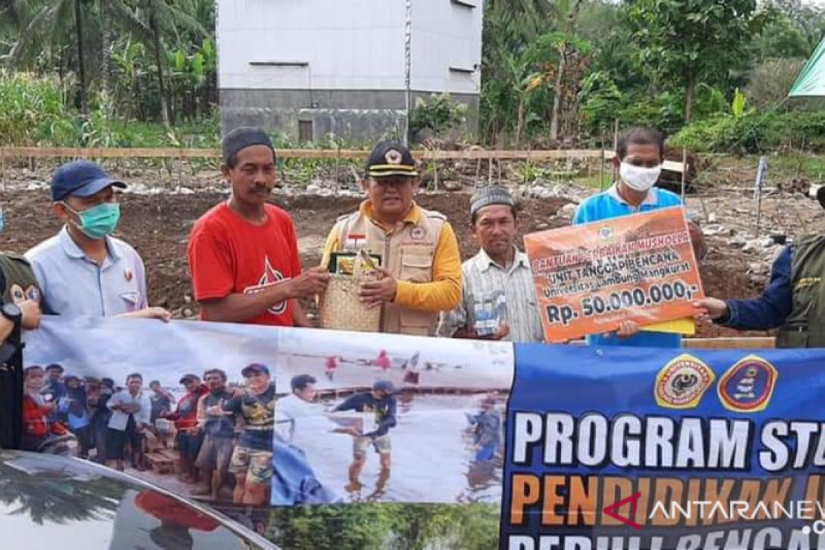 HST terima bantuan Rp50 juta dari ULM untuk bangun Musala di Desa Alat yang hanyut terdampak banjir