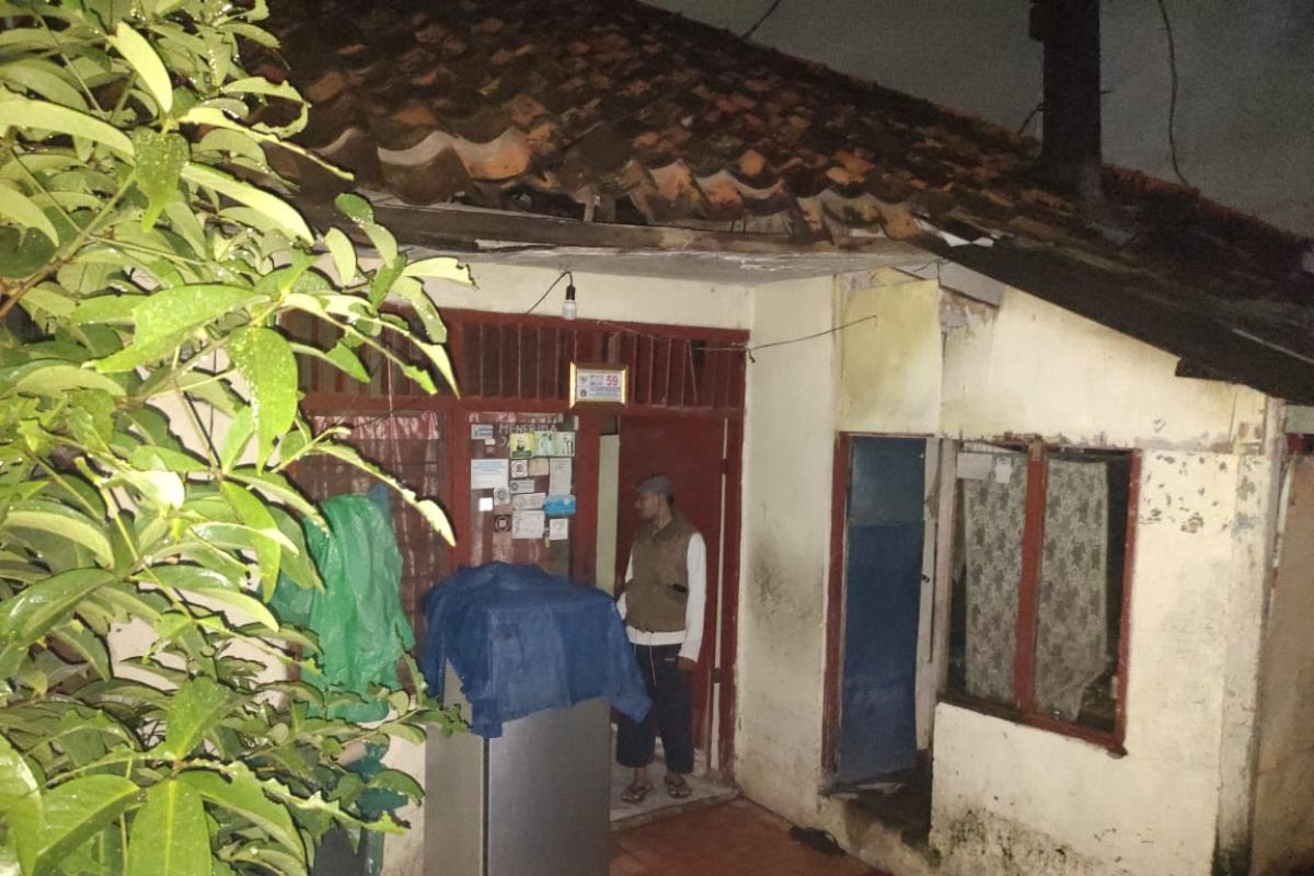 Satu rumah warga rusak akibat longsor di  Pejaten Timur