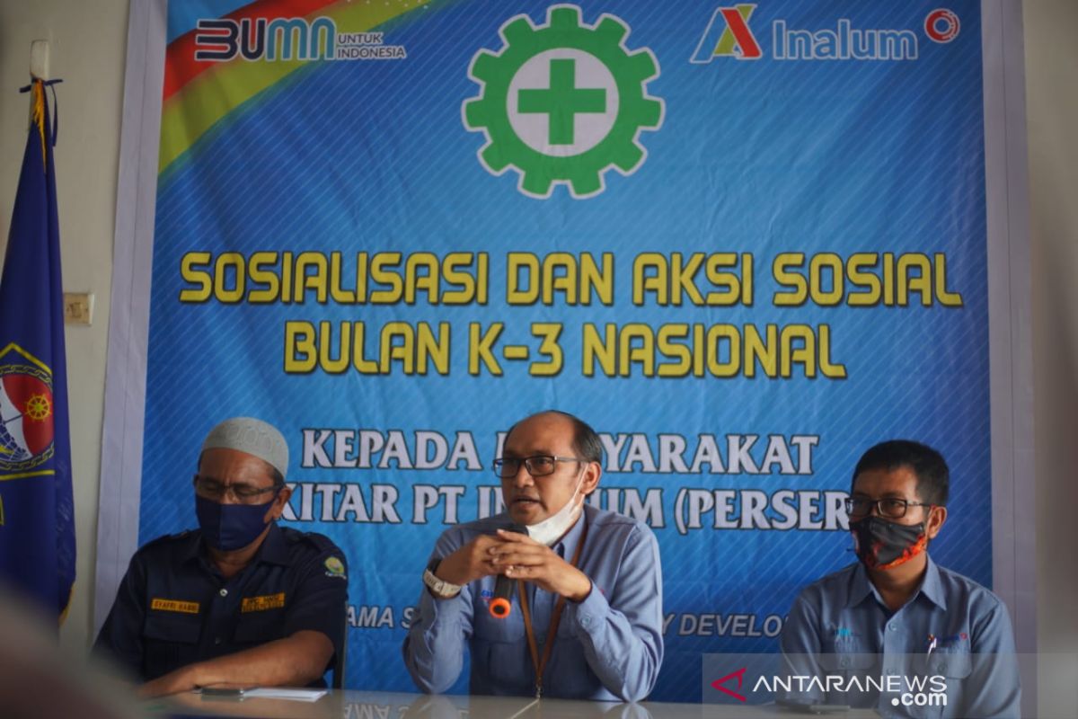 INALUM serahkan 50 pelampung ke nelayan  di Kabupaten Batu Bara Sumut