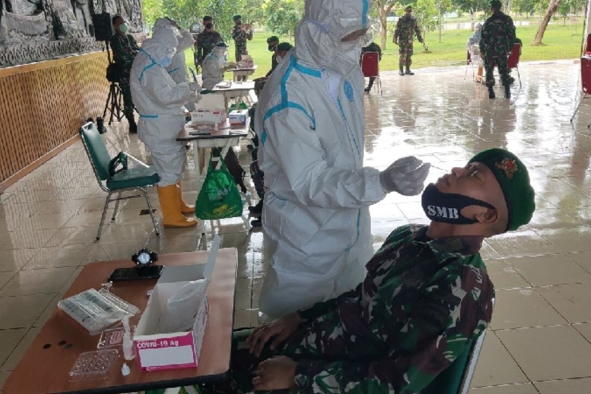 Prajurit Satgas Pamtas Yonif 125/Si'mbisa jalani pemeriksaan kesehatan