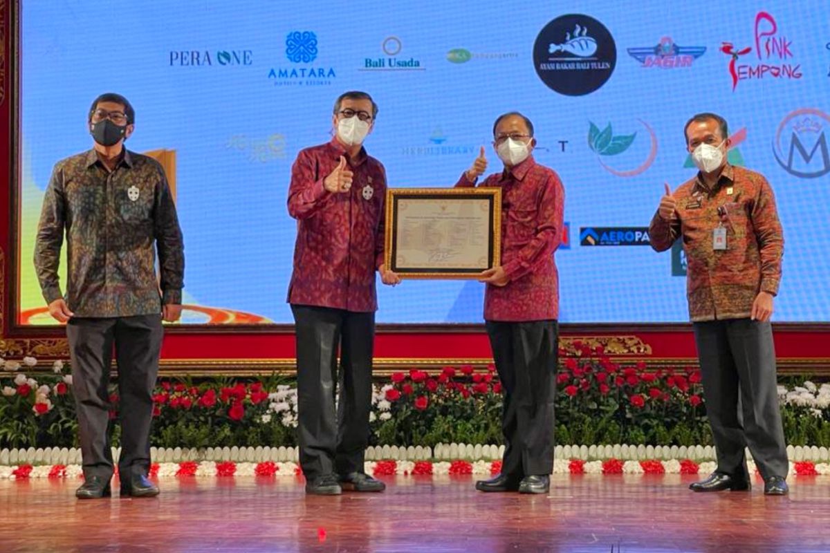 Menkumham serahkan sertifikat 24 kekayaan intelektual Pulau Dewata