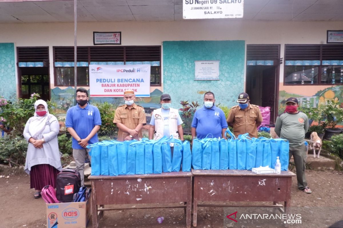 PT Pelindo II cabang Teluk Bayur bersama Human Initiative serahkan bantuan alat tulis ke korban banjir di Solok