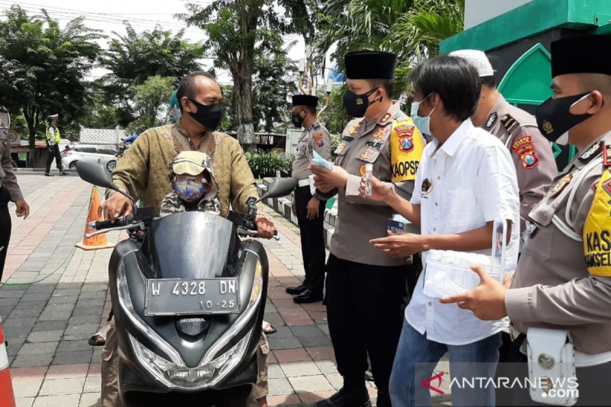 Polres Gresik gandeng PWI bagi-bagi masker