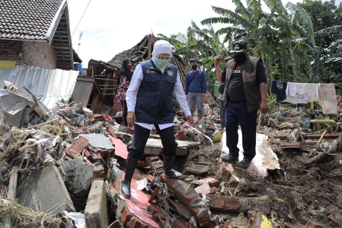 Gubernur Khofifah beri santunan korban banjir bandang di Pasuruan