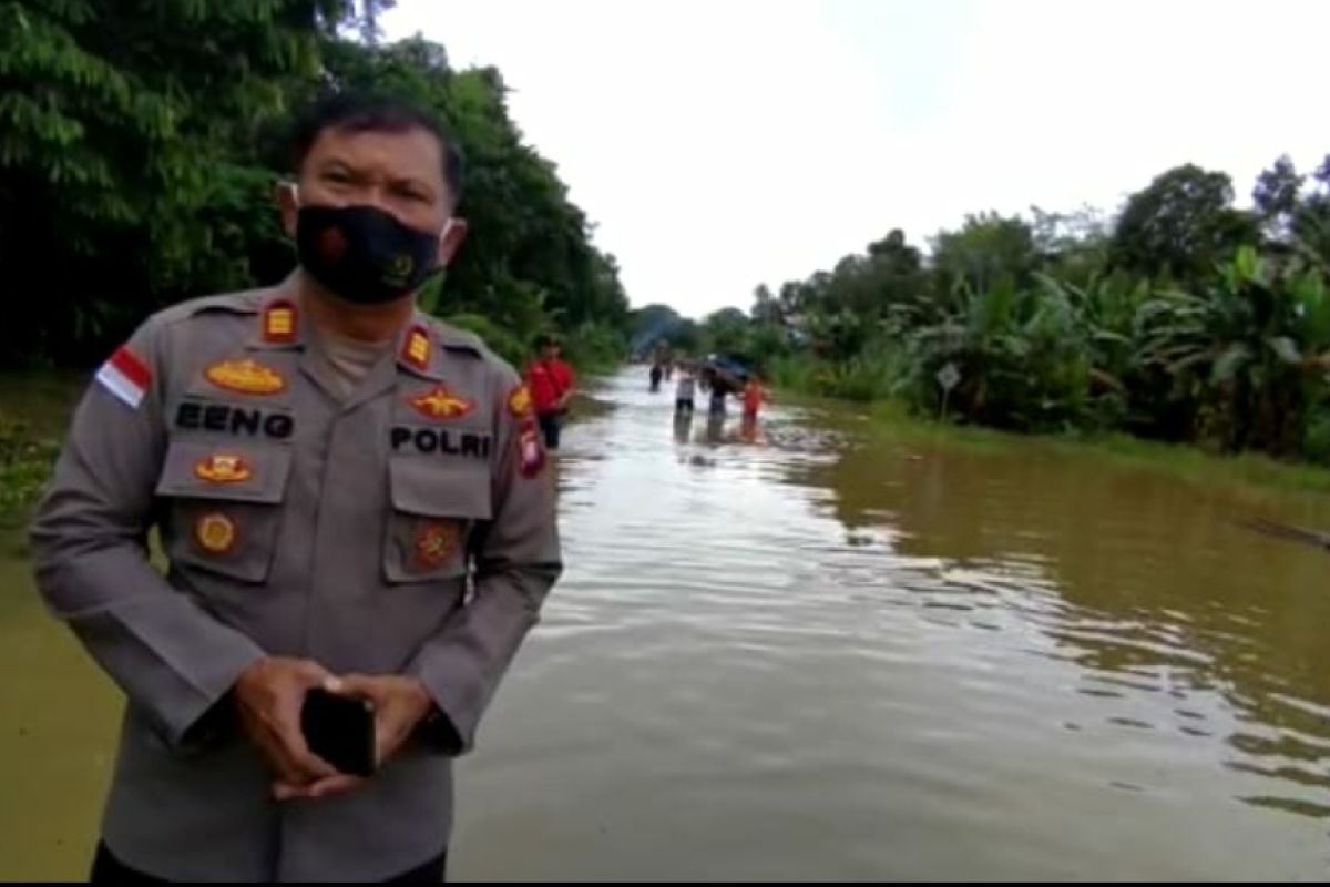 Jalur transportasi perbatasan Indonesia-Malaysia banjir