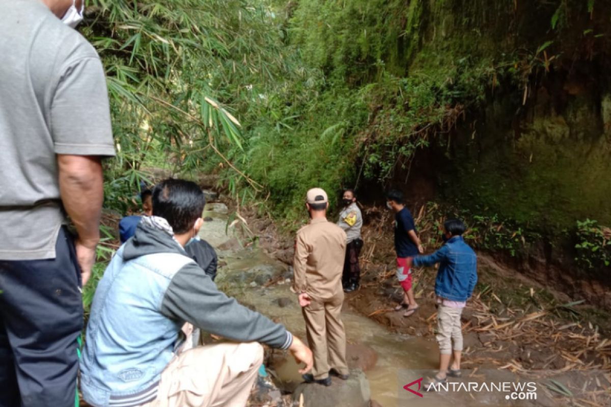 Mayat perempuan dengan anus tertancap sebilah bambu ditemukan  di Sungai Cimalaka
