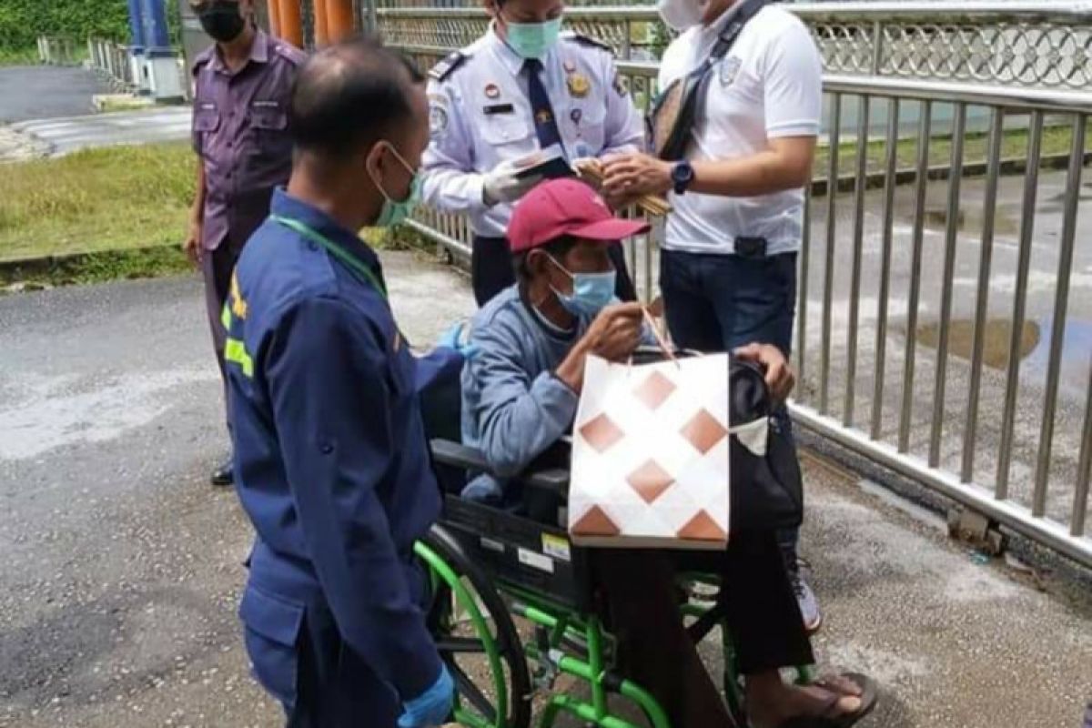 KJRI Kuching bantu pemulangan seorang warga Sambas karena sakit