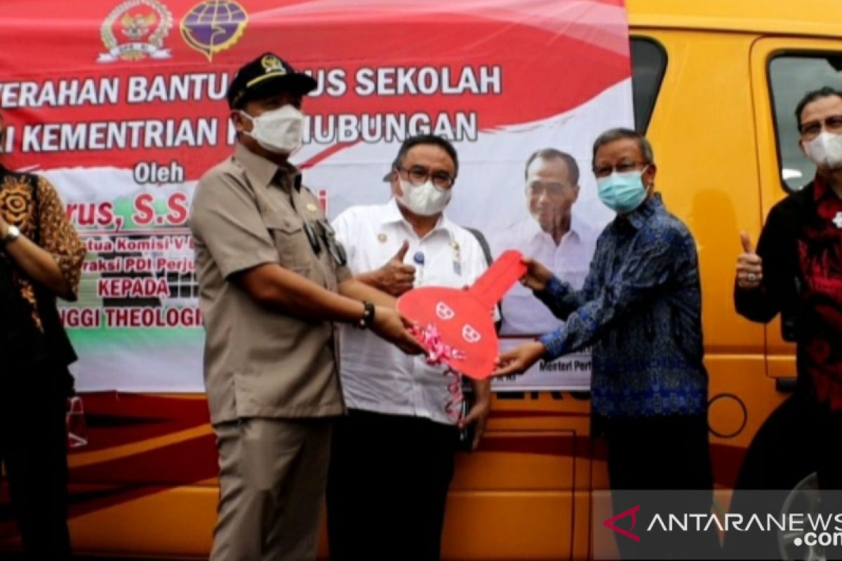 Komisi V DPR-Kemenhub bantu kendaraan roda empat untuk beberapa sekolah di Kalbar