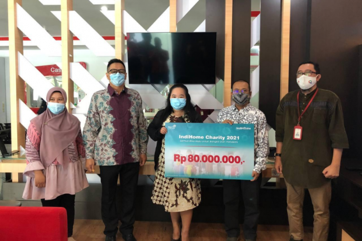 Telkom Kalbar serahkan hadiah pemenang Undian Grandprize