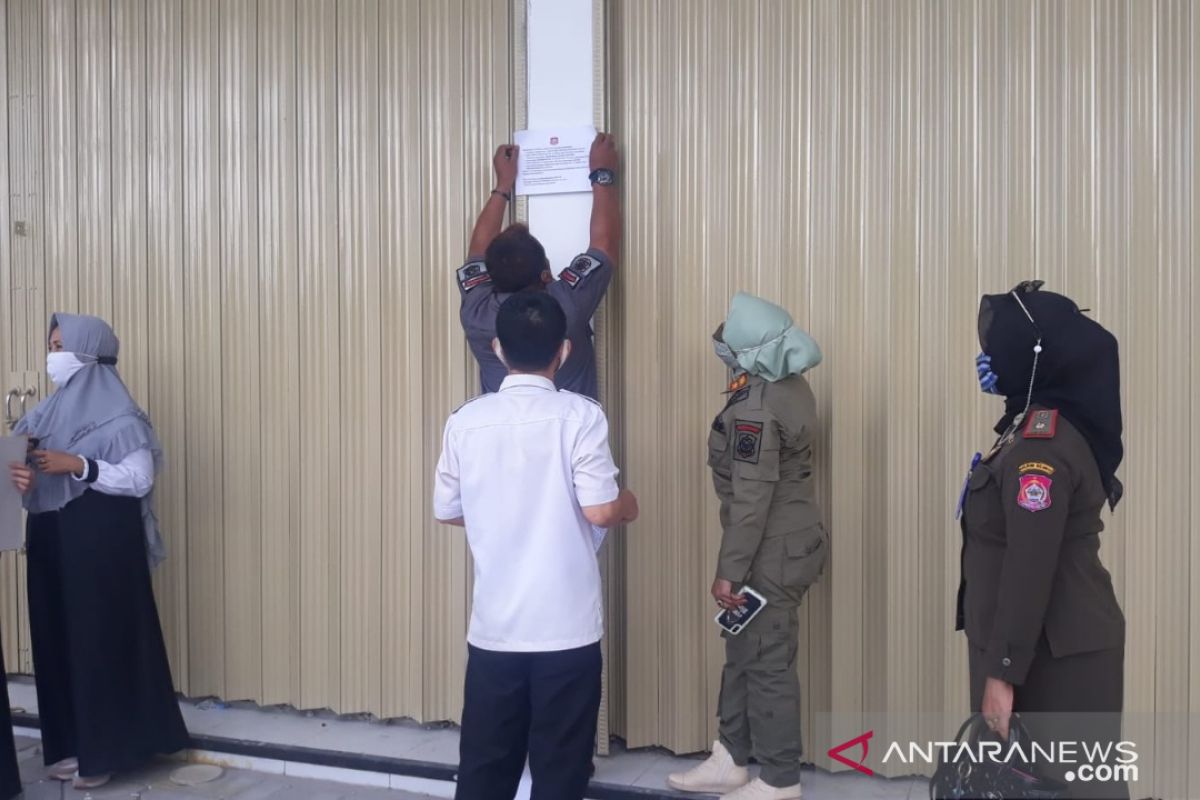 Satpol PP dan DPMPTSP setop pembangunan tiga gedung di Bone Bolango