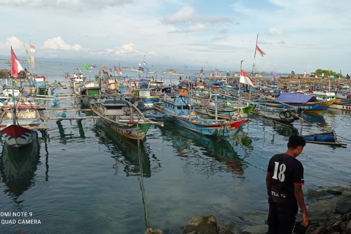 Akibat cuaca buruk, nelayan tradisional pesisir Lebak tak melaut