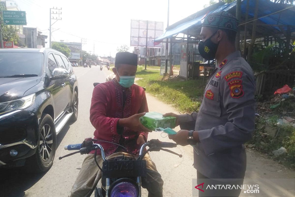 Polres Lhokseumawe bagikan 400 nasi bungkus di jalan raya