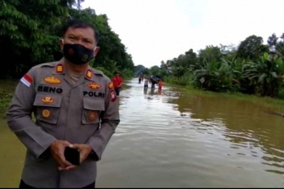 Banjir 1 meter, jalur transportasi perbatasan RI-Malaysia alami macet total