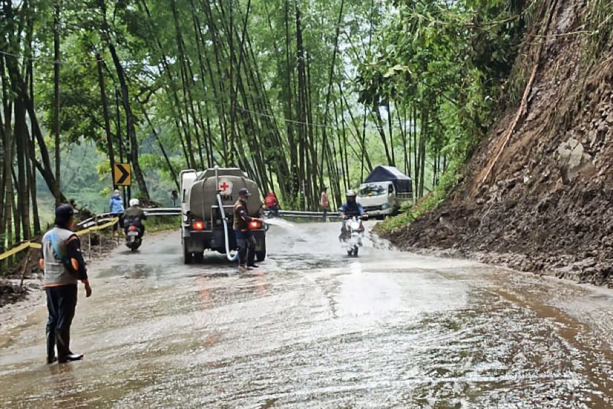 Usai longsor, jalur Malang-Kediri dibuka, warga diminta tetap waspada