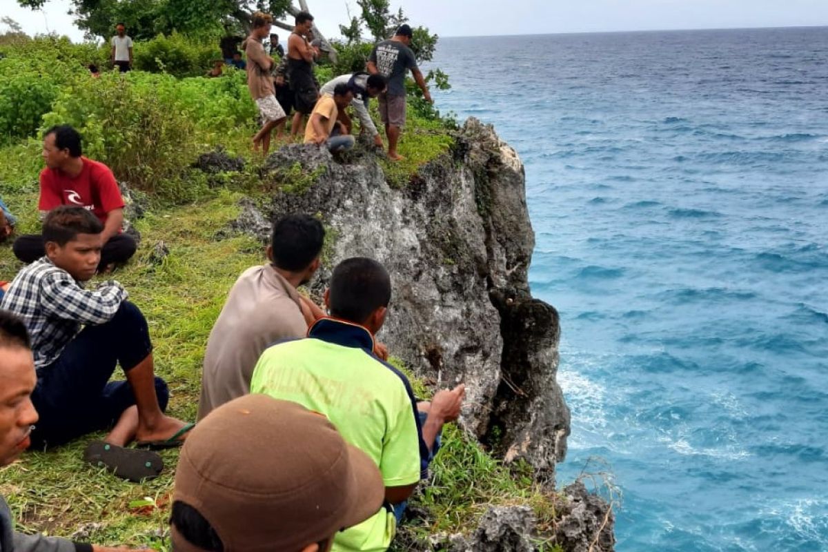 Pemancing yang tenggelam di Pantai Teunting Unting Lombok Tengah tak ditemukan