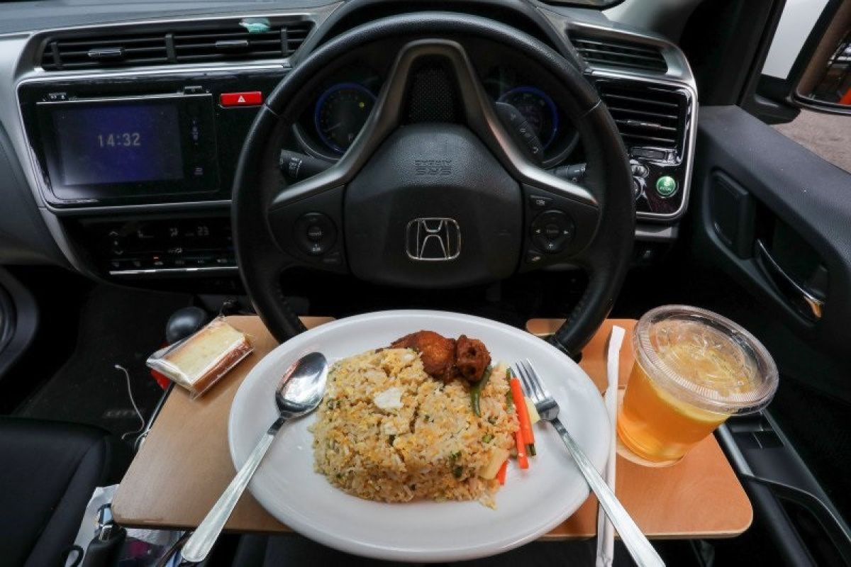 Kangen makan di restoran, warga Malaysia bersantap di dalam mobil
