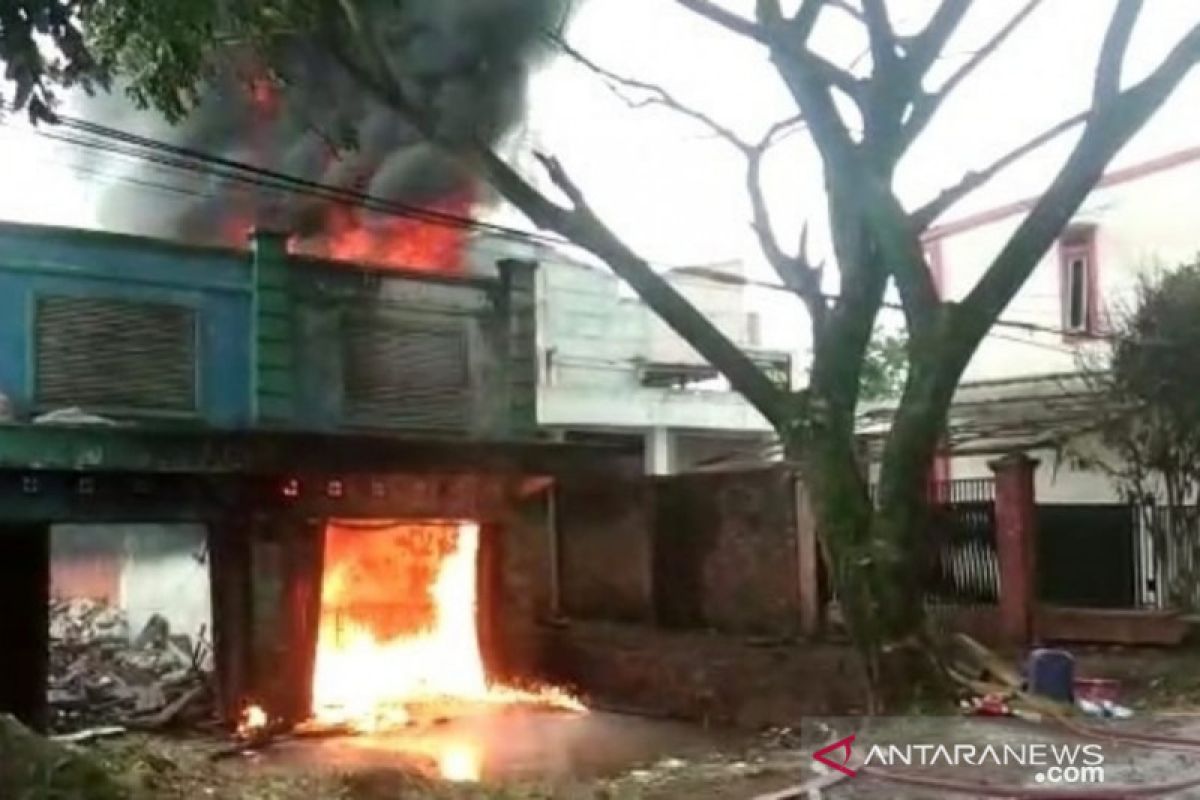 Polisi diminta usut keberadaan puluhan drum BBM terbakar di Cianjur