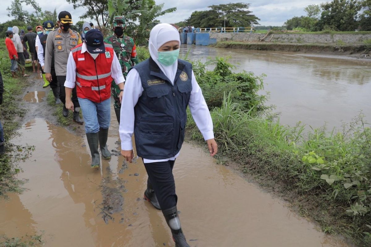 Tinjau banjir Jombang, Gubernur ajak masyarakat tidak buang sampah ke sungai