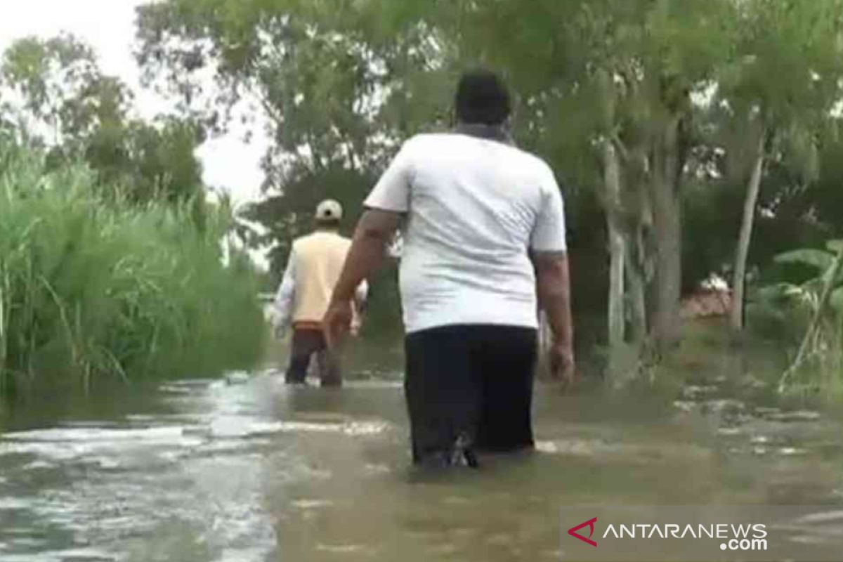 Banjir isolasi 500 keluarga di Muaragembong Bekasi