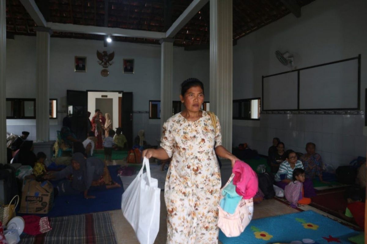 Pengungsi akibat banjir di Jombang terus bertambah