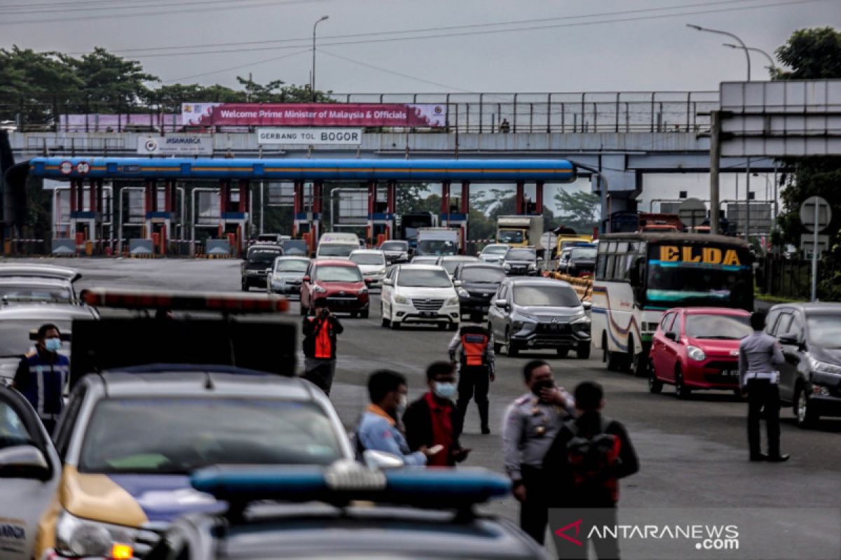 Langgar aturan ganjil-genap, sekitar 3.200 kendaraan diminta putar balik di pintu Tol Baranangsiang
