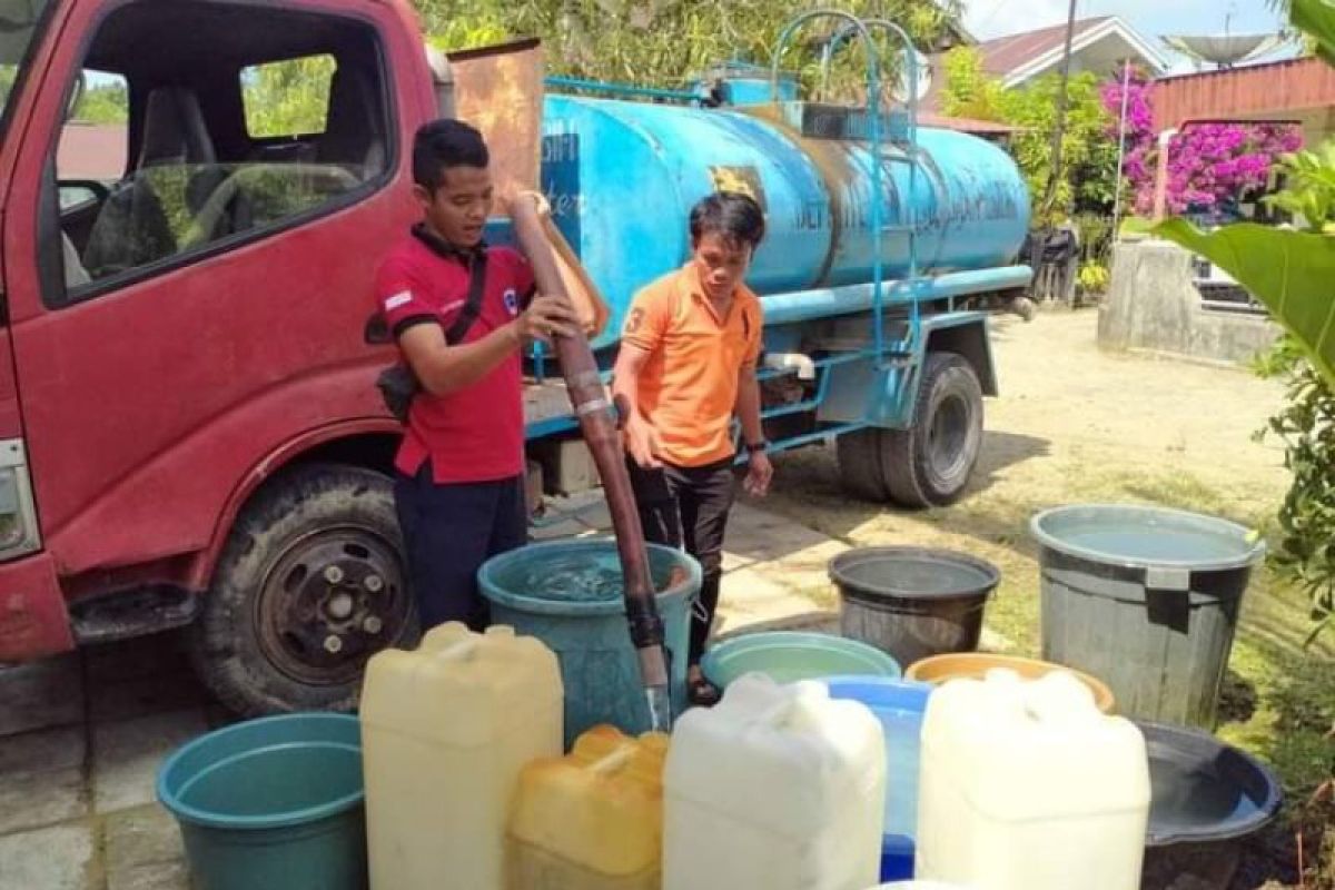 Krisis air bersih dampak kemarau landa kota di Sumut