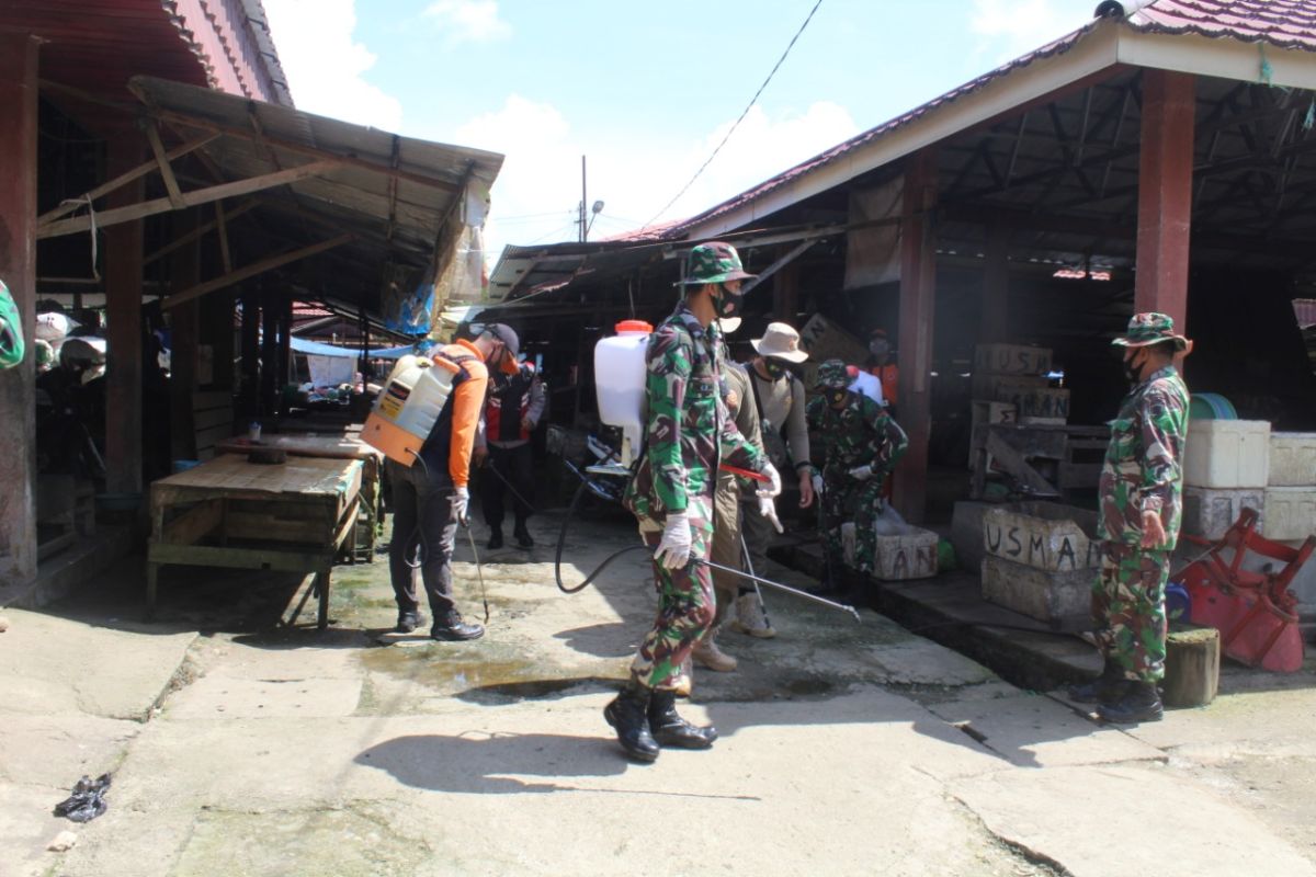 Petugas gabungan semprot disinfektan di fasilitas umum