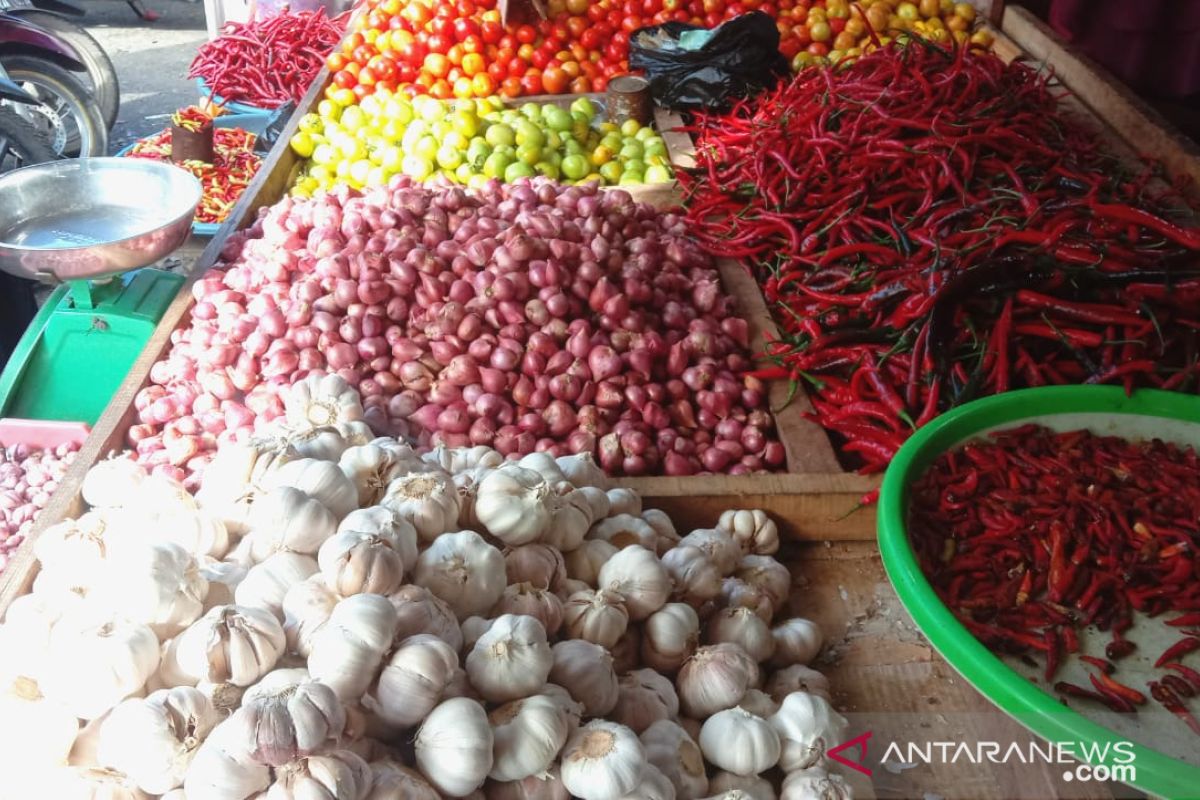 Harga cabai dan bawang di pasar tradisional  Ambon turun