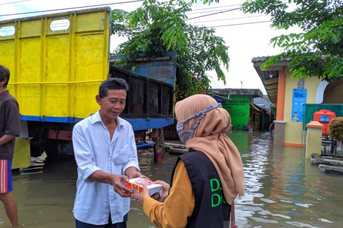 Dompet Dhuafa distributes fast-food boxes to Semarang's flood victims