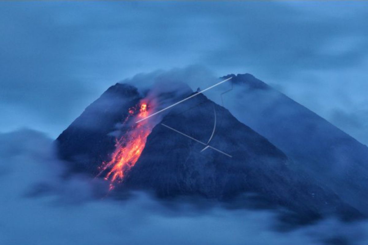 Guguran lava pijar Merapi meluncur ke arah Kali Krasak dan Boyong