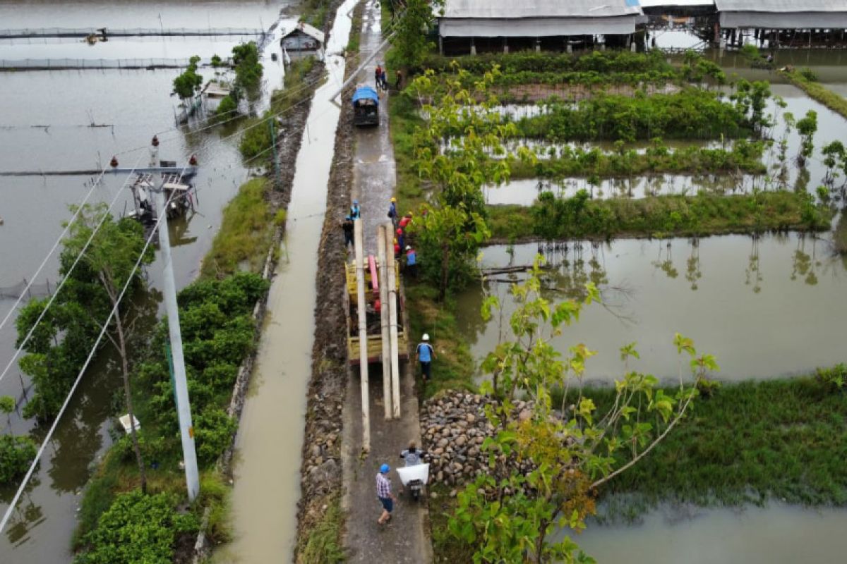 Cuaca ekstrem, petugas PLN tetap kerja pulihkan pasokan listrik dari gangguan