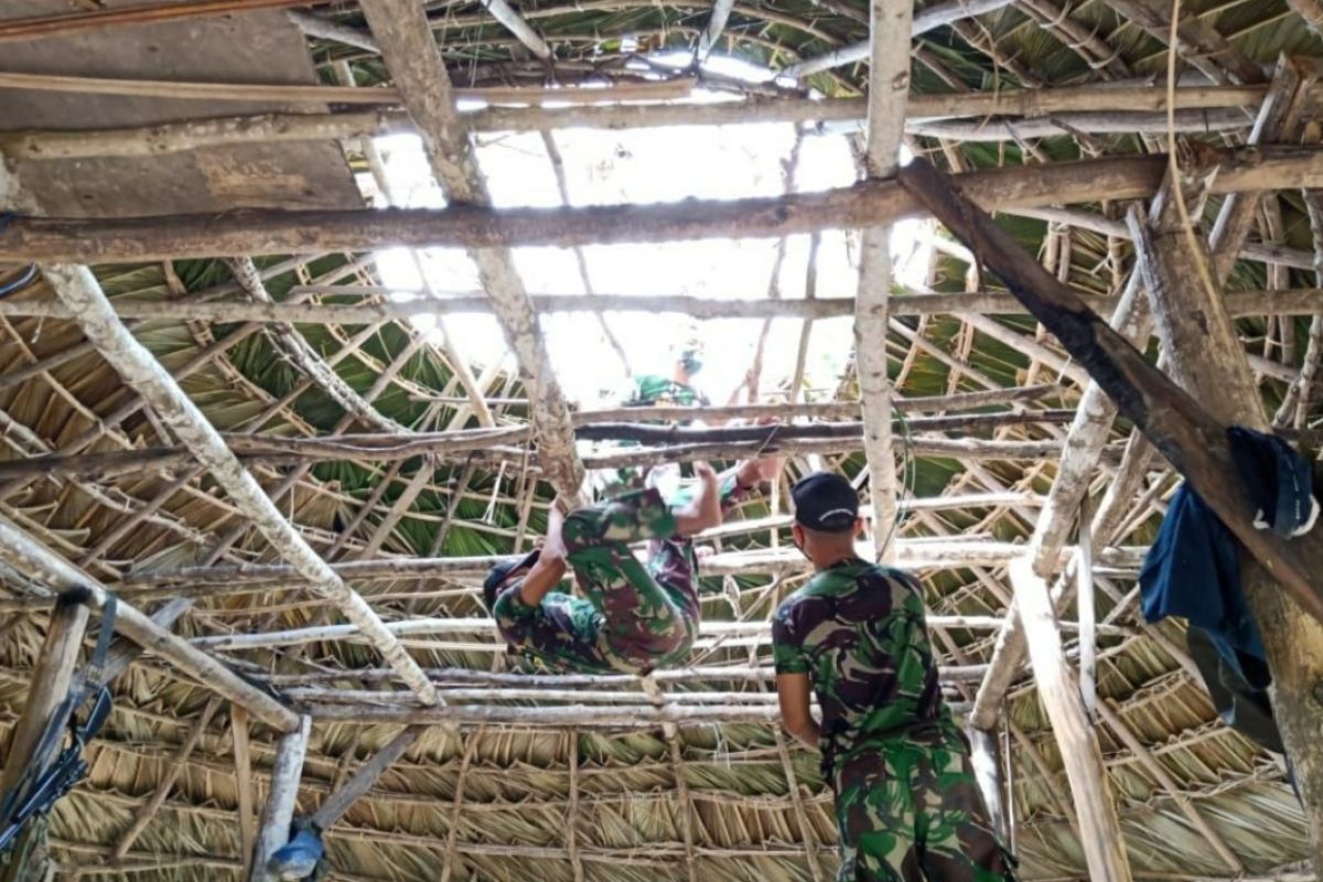 TNI bangun  rumah adat yang roboh akibat angin kencang di Malaka