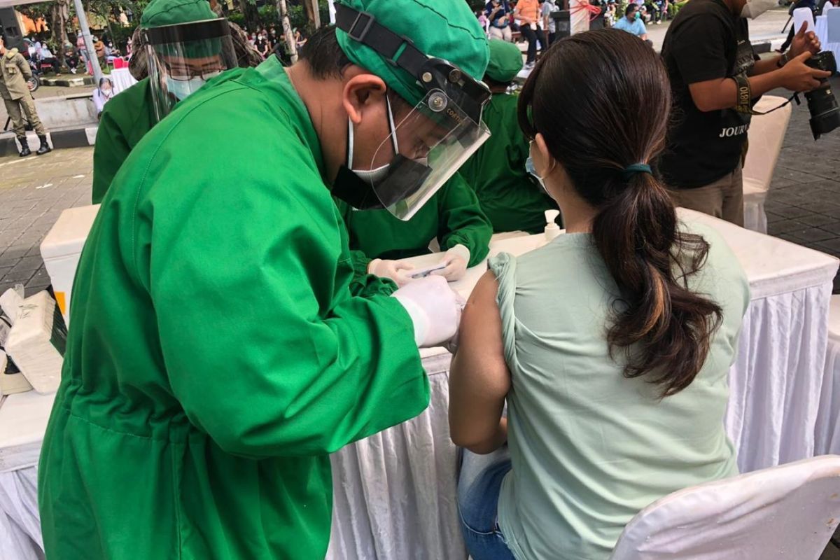400 orang nakes di Denpasar dapat vaksinasi massal