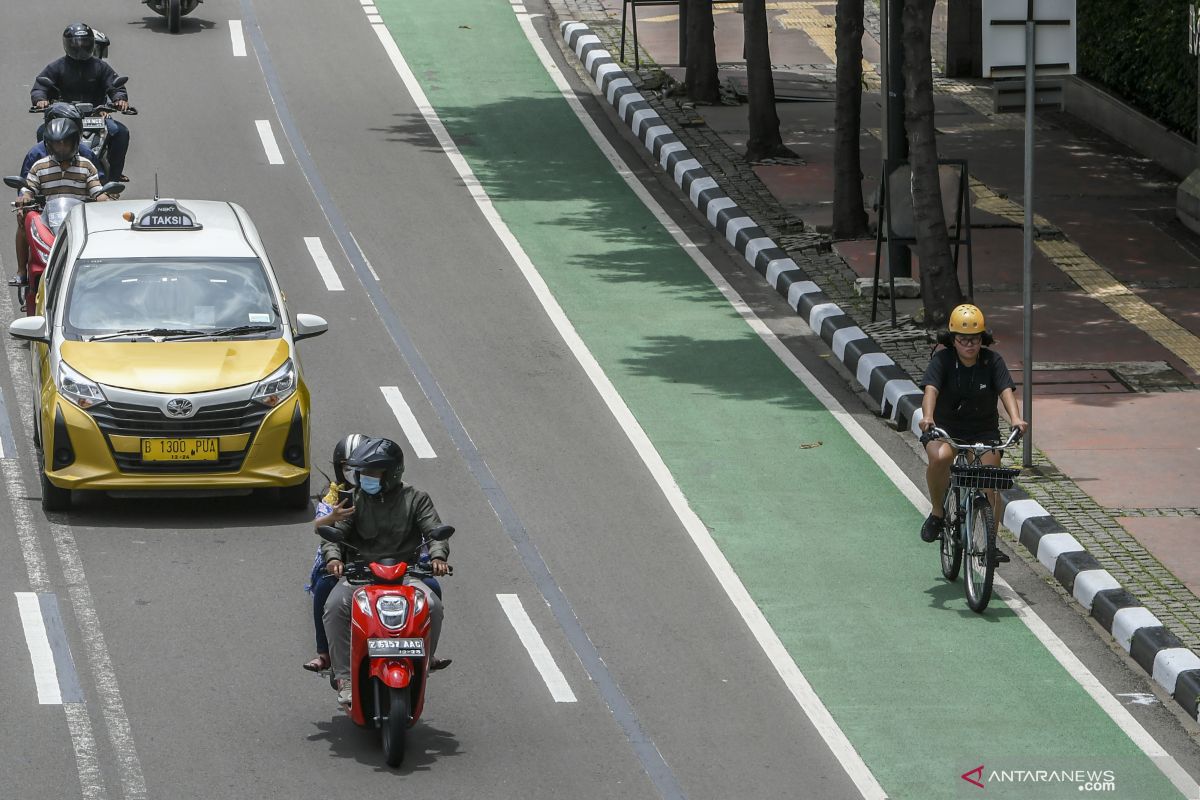 Jalur permanen sepeda molor karena ada pemindahan lajur TransJakarta