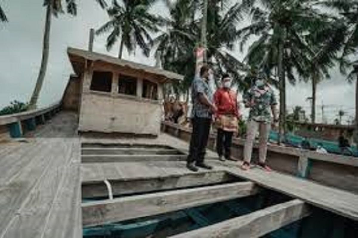 Menparekraf Sandiaga Uno kagum pembuatan kapal kayu di Belitung