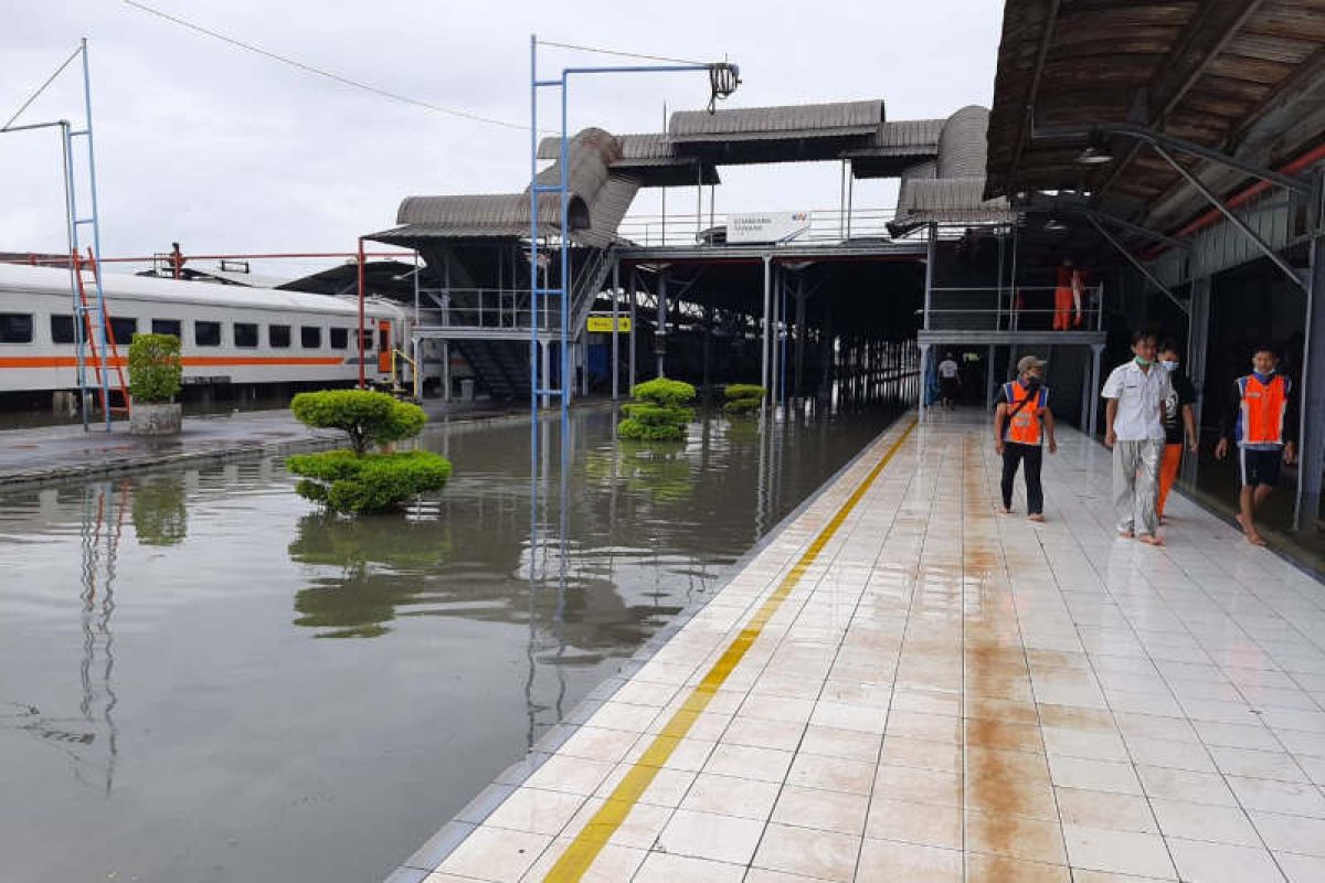 Perjalanan KA lintas utara terganggu akibat banjir Semarang