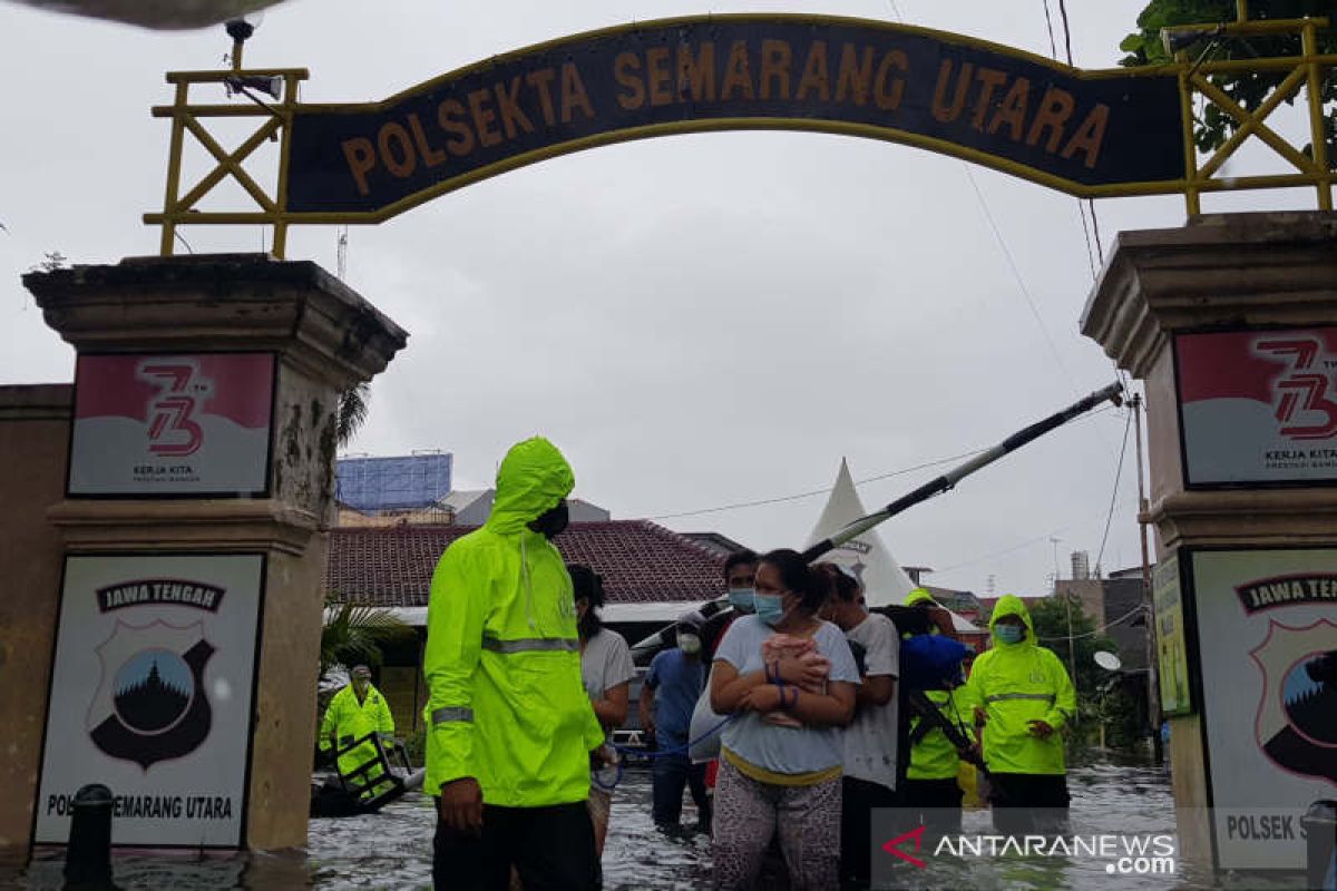 Terendam banjir, tujuh tahanan Polsek Semarang Utara dievakuasi