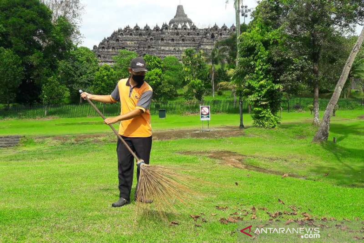 Sejumlah wisatawan kecele datang di Borobudur