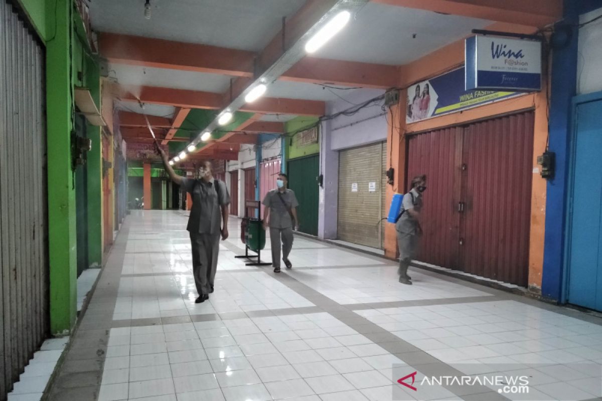 Pasar tradisional di Kudus disemprot disinfektan