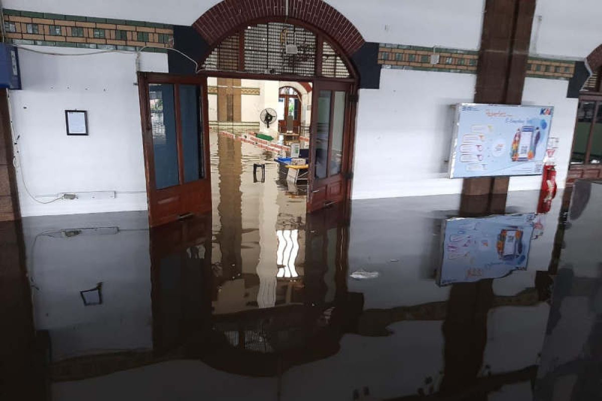 Stasiun Tawang terendam banjir