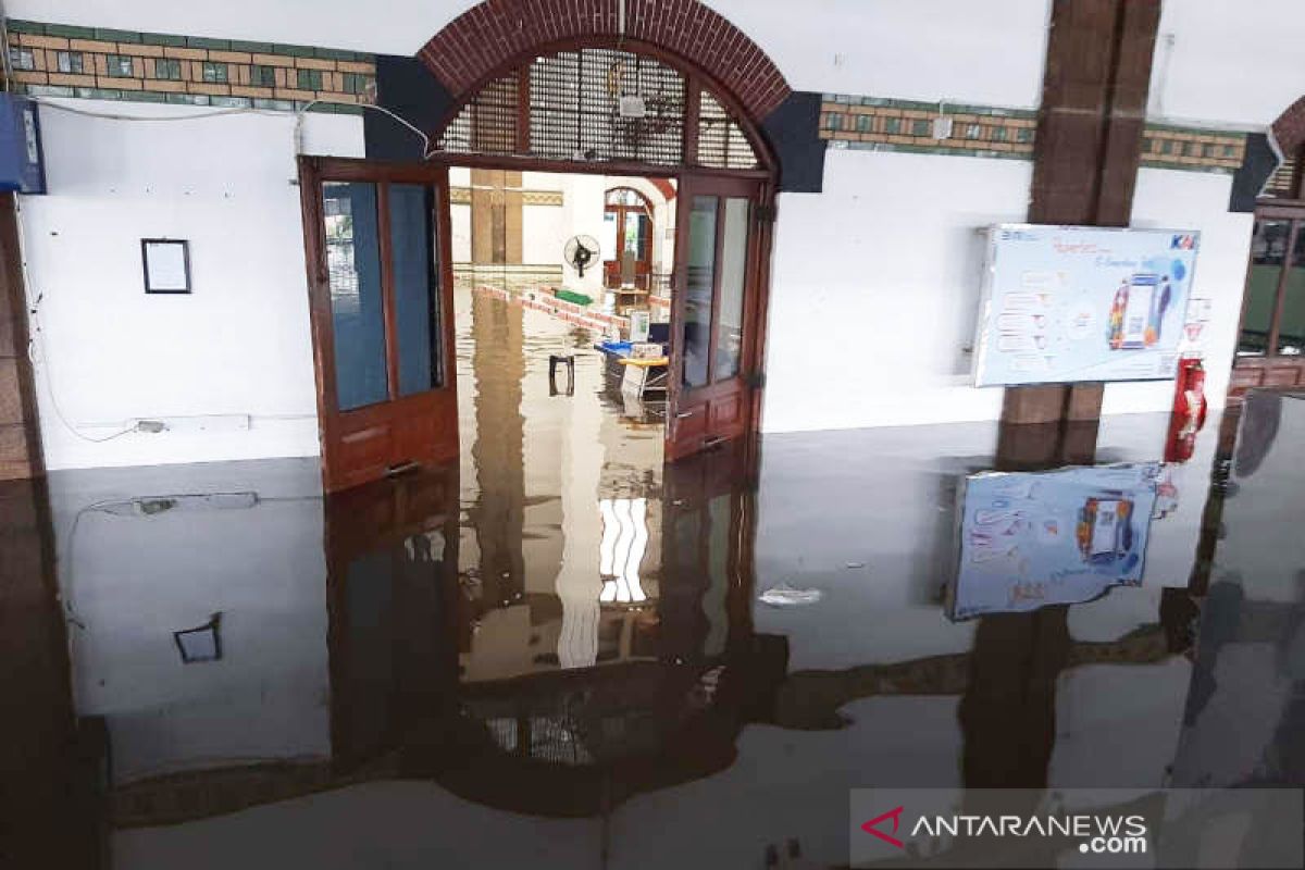 Banjir rendam Stasiun Tawang Semarang