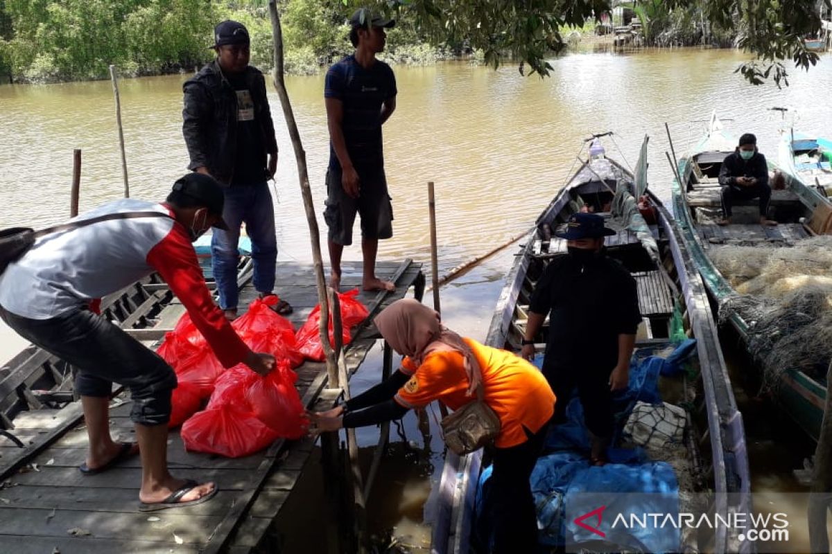 Volunteers reach  isolated village of flood victims