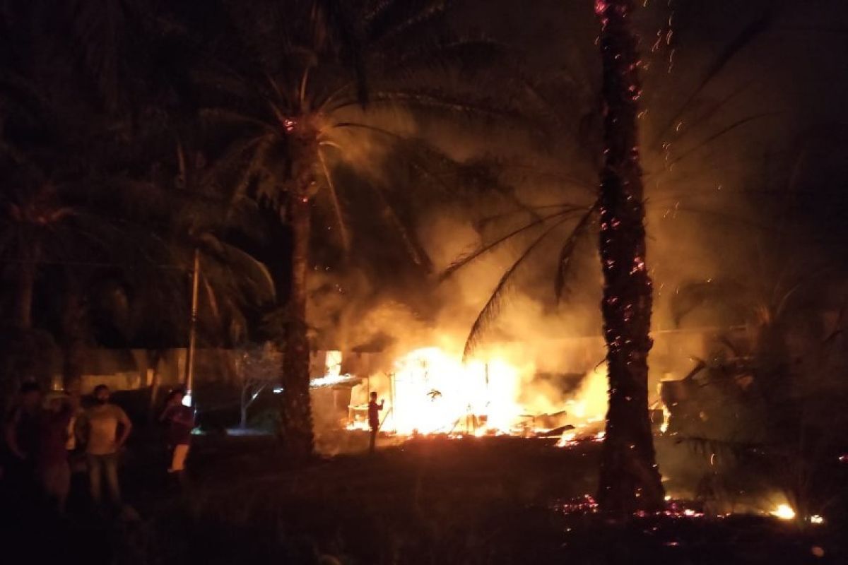 Tiga orang luka dua rumah hangus saat kebakaran dapur minyak mentah di Sumut