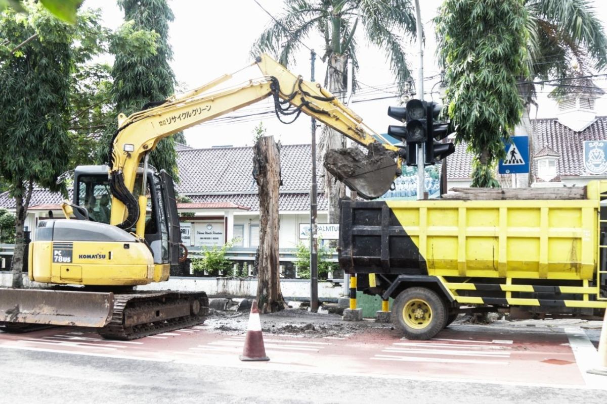 Pemkot Kediri gunakan eskavator untuk pengerukan saluran