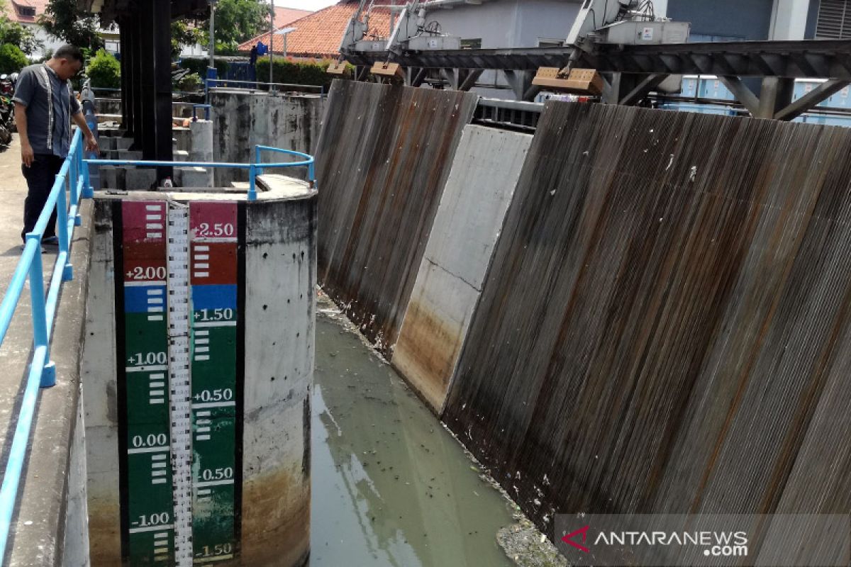 Tinggi muka air di pintu air Pasar Ikan naik, statusnya siaga dua