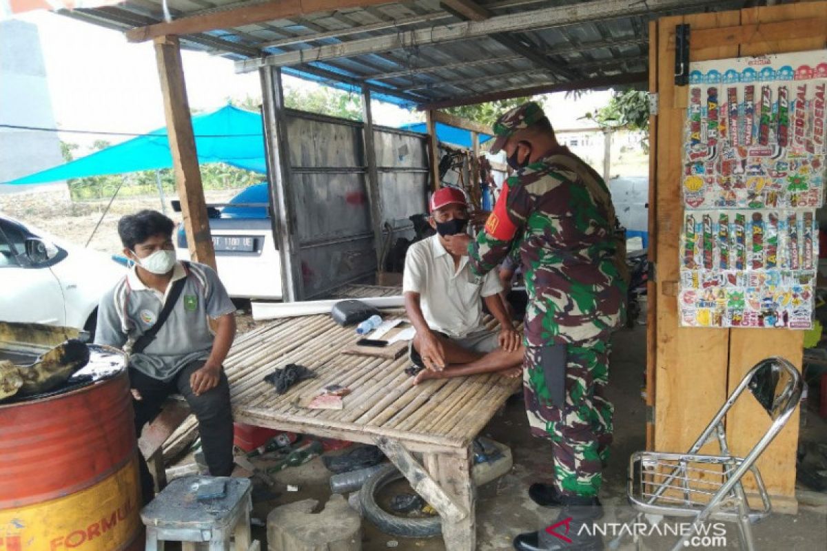 Babinsa sosialisasi prokes dari rumah ke rumah di Kendari